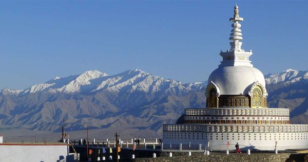 Tòa tháp trắng Shanti Stupa ở Ladakh