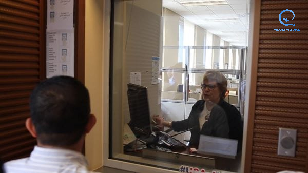Nên chọn phỏng vấn visa Mỹ bằng tiếng gì?