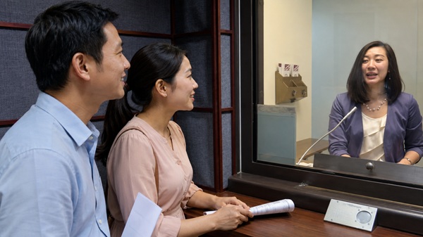 Phỏng vấn với viên chức lãnh sự