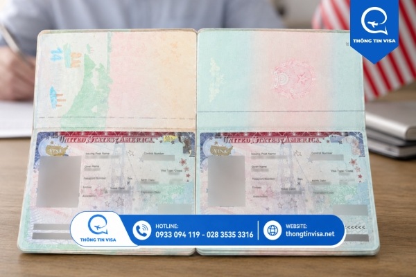Visa Mỹ được dán vào trong hộ chiếu
