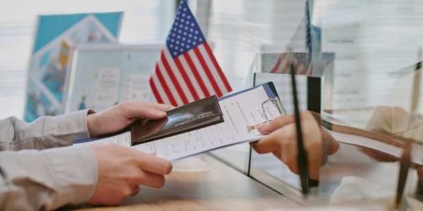 Mang đầy đủ giấy tờ đến buổi phỏng vấn visa du học Mỹ